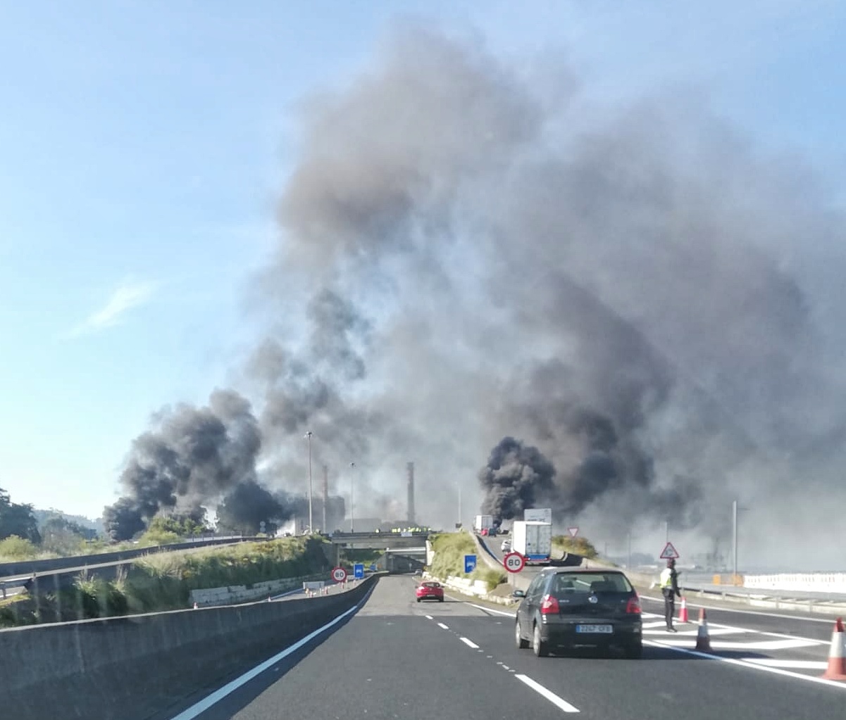 Los trabajadores de Ence reaccionan en contra de la ley que podría echar a Ence de la Ría