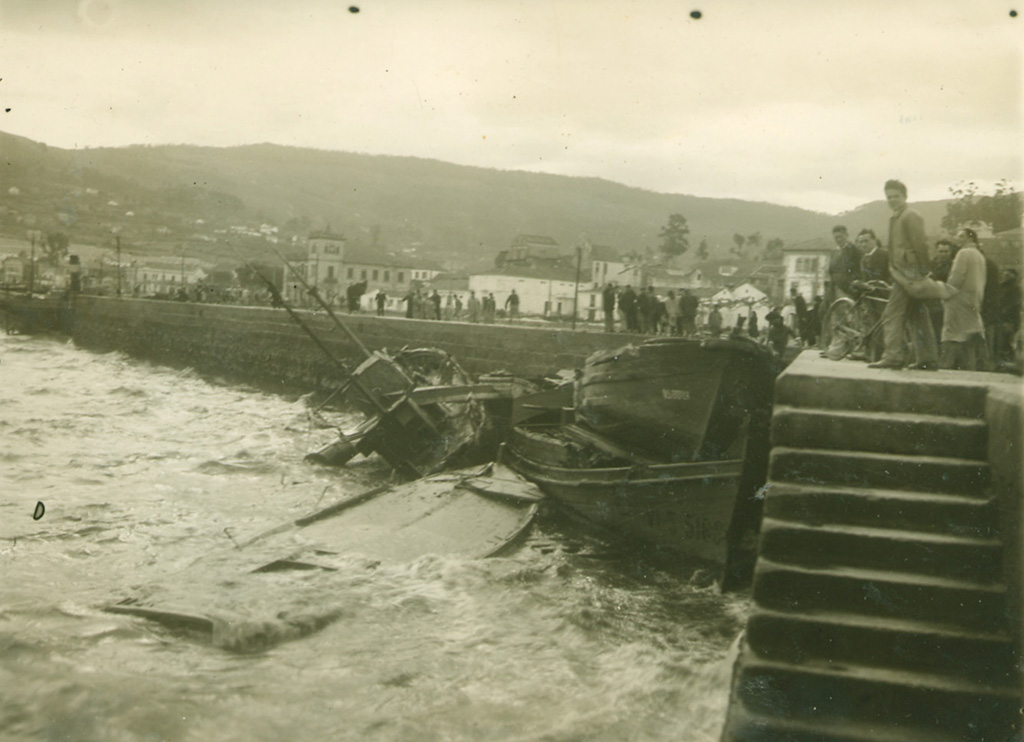 GALERÍA. Una gran nortada destroza los pesqueros en pleno Puerto de Marín