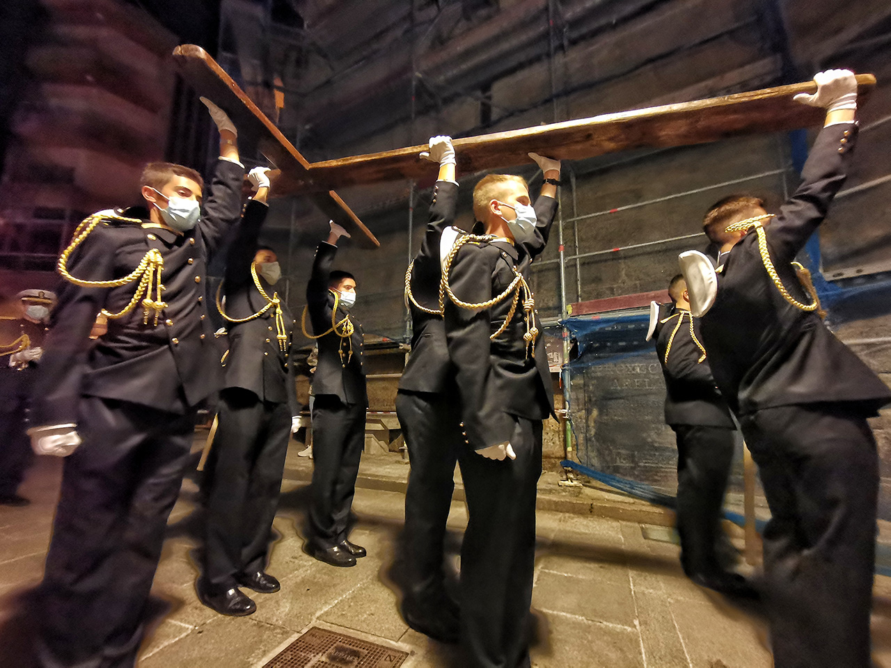 Emotiva llegada de la Cruz Lampedusa a Marín donde hoy se celebrará una misa por los náufragos del cayuco hundido en la isla italiana