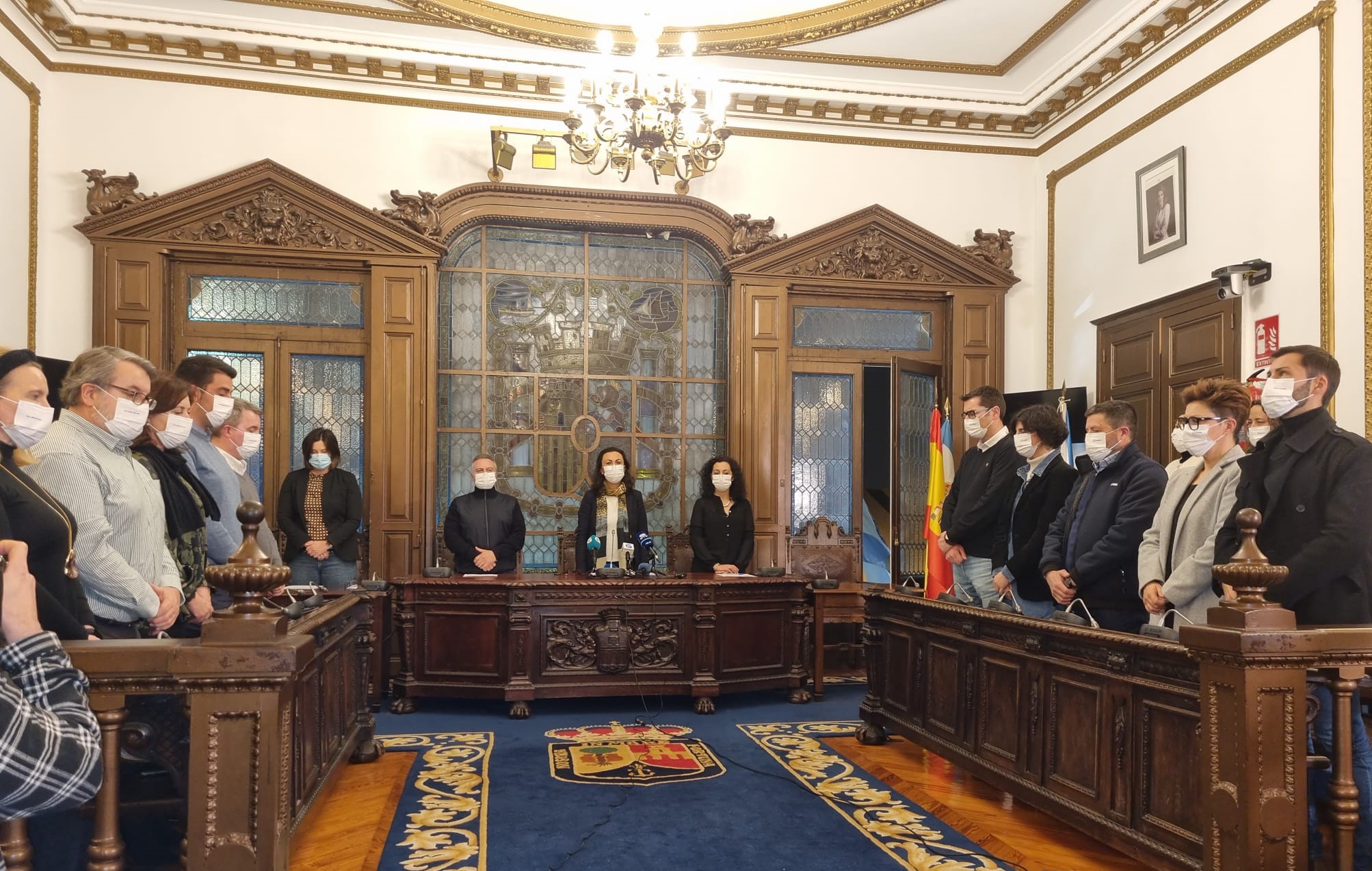 La Corporación Municipal celebra un pleno extraordinario donde se guardó un minuto de silencio en la honra de los marineros do Villa de Pitanxo