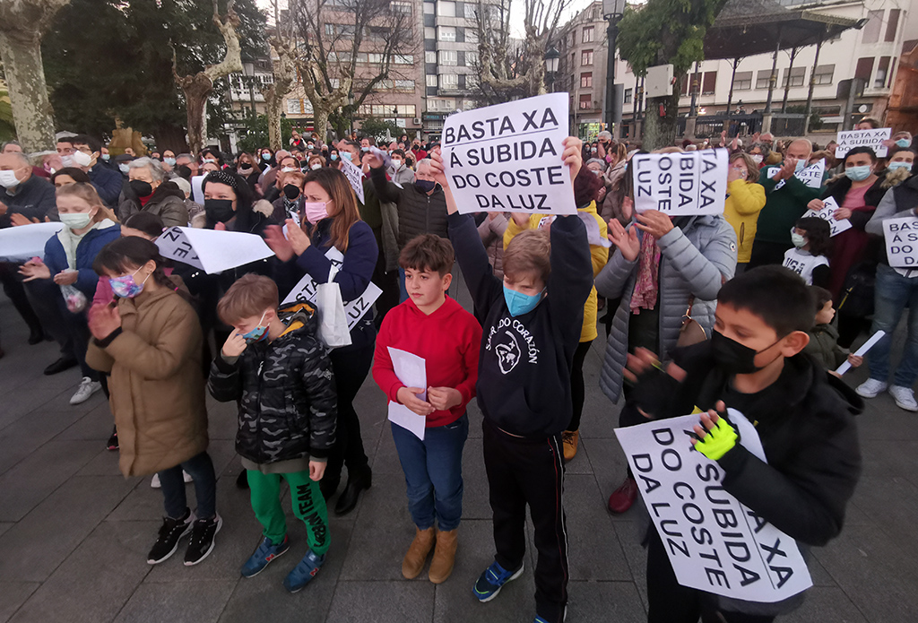 Un millar de personas se concentran en la Alameda para exigir soluciones a la carestía de la energía eléctrica