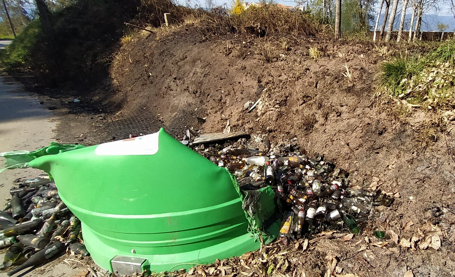VÍDEO. Incendio de Contenedor de vidrio en Cernello, Santomé